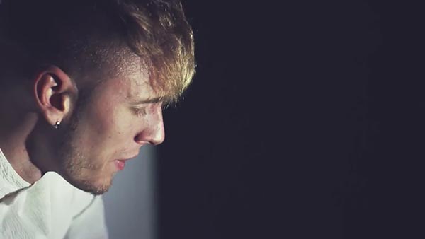 Machine Gun Kelly f/ Leroy Sanchez - 